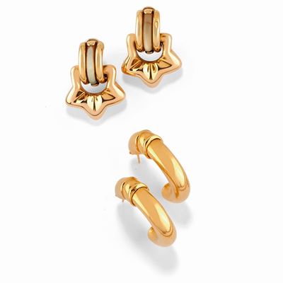 Due coppie di orecchini in oro giallo 18K con madreperla