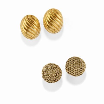 Due coppie di orecchini in oro giallo 18K con motivi a bottone e ovali