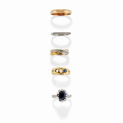 Cinque anelli in oro 18K bicolore con zaffiri e diamanti