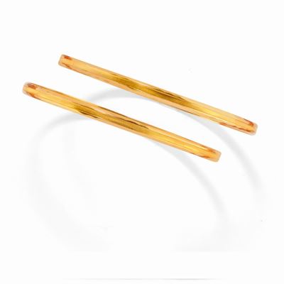 Due bracciali rigidi in oro giallo 18K, design satinato