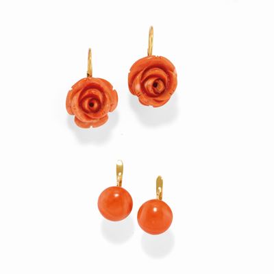 Due coppie di orecchini, oro giallo 18K e corallo