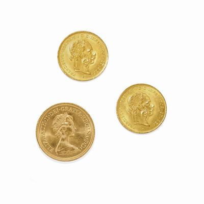 Tre monete in oro, una sterlina britannica e due monete da quattro fiorini austriaci
