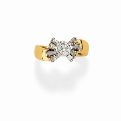 Anello in oro bicolore 18K con diamanti taglio brillante e tapered baguette