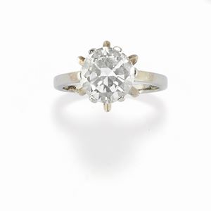 A 18K white gold and diamond ring