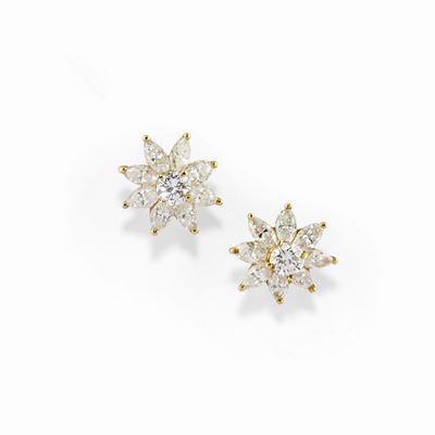 Orecchini in oro giallo 18K con diamanti taglio navette e brillante, forma di fiore