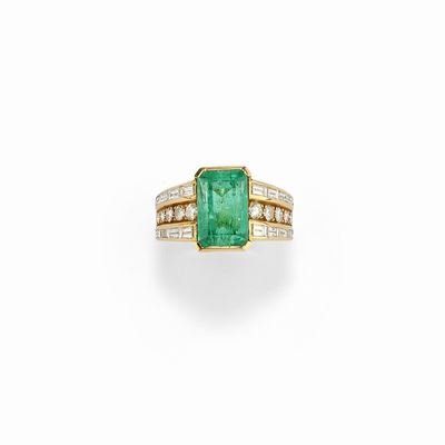 Anello in oro giallo 18K con smeraldo di circa 4,00 ct e diamanti