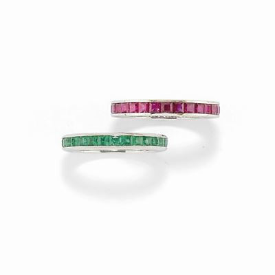 Due anelli Eternelle in oro bianco 18K con smeraldi e rubini