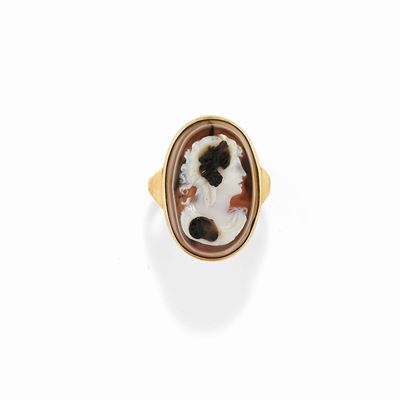 Anello con cammeo in oro giallo 18K