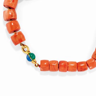 Collana in oro giallo 18K con corallo e pietre dure blu e verde