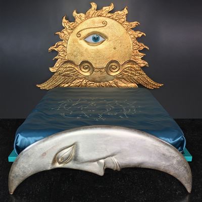 Heliondimio, letto con struttura in legno dorata e argentata, 1986