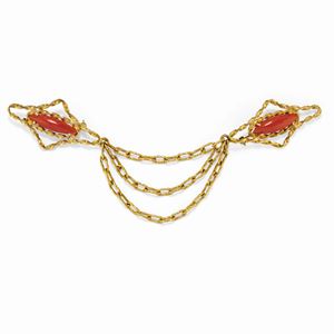A 18K yellow gold and coral brooch