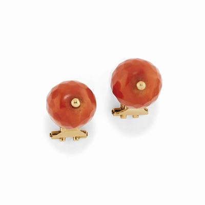 Orecchini in oro giallo 18K con inserti in corallo sfaccettato
