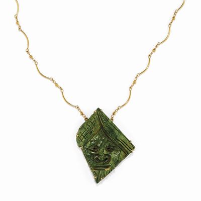 Collana in oro giallo 18K con pendente inciso, pietra dura