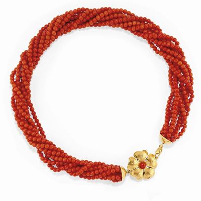 Collana in oro giallo 18K con corallo, realizzata a otto fili