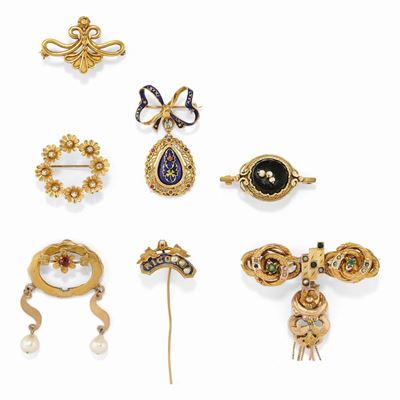 Collezione di sette spille in oro giallo con pietre colorate, smalto, onice, perle e diamanti
