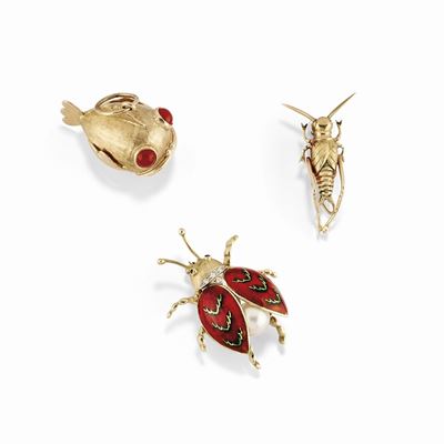 Due spille e un pendente, oro giallo 18K, diamanti, smalto e pietre colorate