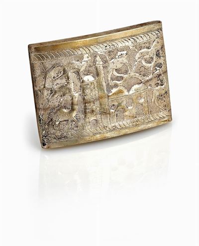 Scatola porta sigarette in argento, forma rettangolare curva, incisa con rappresentazioni natural...