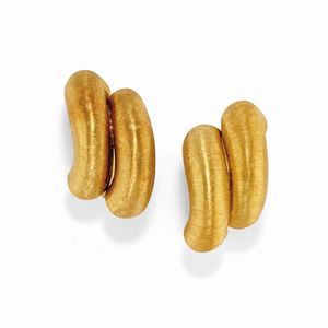 A 18K yellow gold earclips, Mario Buccellati