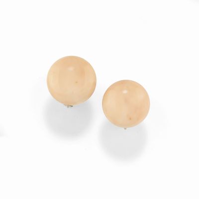 Orecchini in oro bicolore 18K con corallo rosa, a bottone