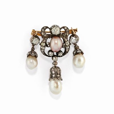 Spilla con diamanti e perle naturali, XIX secolo, in argento e oro giallo 18K