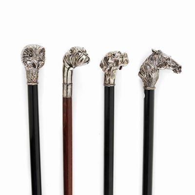 Quattro bastoni con impugnature in argento, peso totale 1,328 kg, lunghezza 92-94 cm