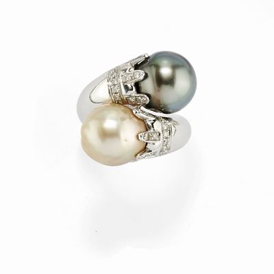 Anello in oro bianco 18K con perle Tahiti e South-Sea e diamanti a taglio brillante