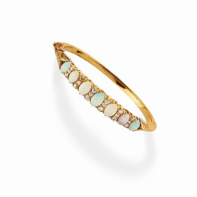 Bracciale in oro giallo 18K con opali ovali e diamanti taglio vecchio, inizio XX secolo
