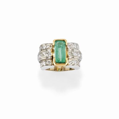 Anello in platino e oro giallo 18K con smeraldo rettangolare e diamanti