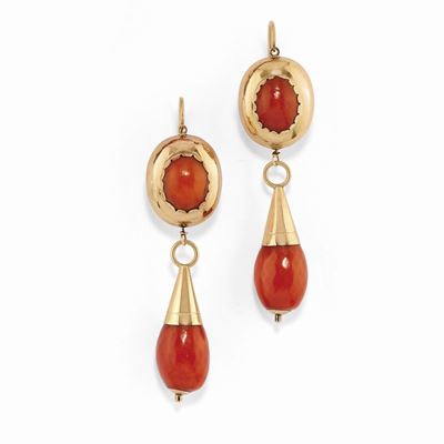 Orecchini in oro giallo con inserti in corallo cabochon e briolette
