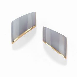 A 18K yellow gold and calcedony earclips, Vhernier