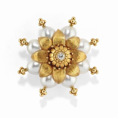 Spilla in oro giallo 18K con perle e diamante taglio brillante