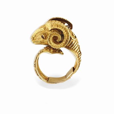 Anello a forma di ariete in oro giallo 18K con rubini e diamante