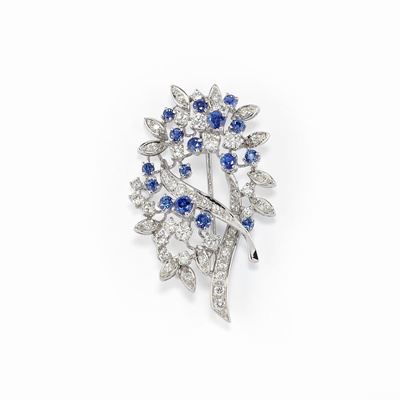Spilla con zaffiri e diamanti, oro bianco 18K