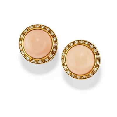 Orecchini in oro giallo 18K con corallo cabochon e diamanti taglio brillante