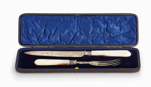 COLTELLO E FORCHETTA IN ARGENTO E MADREPERLA, CON ASTUCCIO IN PELLE, CITTÁ DI SHEFFIELD, 1838