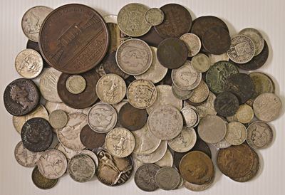 Collezione di oltre 80 monete storiche e 8 medaglie in argento e altri materiali