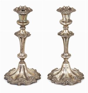 COPPIA DI CANDELIERI BAROCCHI IN METALLO, OLD SHEFFIELD, PRIMA METÁ XIX SECOLO