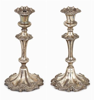 Coppia di candelieri barocchi in metallo, Old Sheffield, prima metà del XIX secolo