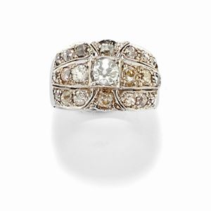 A 18K white gold and diamond ring, circa 1940