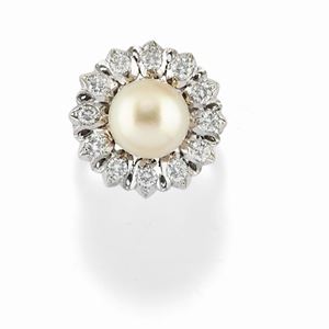 A 18K white gold, cultured pearl and diamond ring