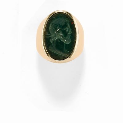 Anello in oro bicolore 18K con cammeo di pietra dura verde, prima metà XX secolo