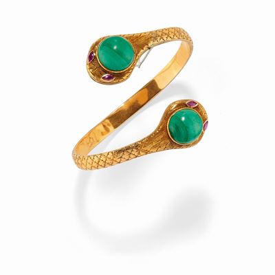 Bracciale rigido con rubini e malachite, oro giallo 18K, prima metà XX secolo
