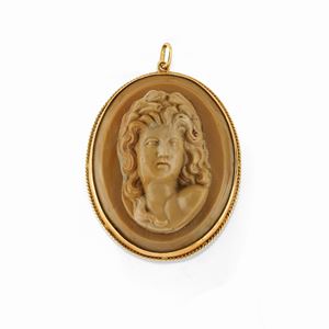 Pendente con cammeo in pietra lavica