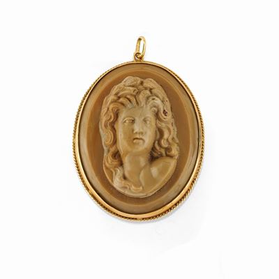 Pendente in oro giallo 18K con cammeo in pietra lavica, figura femminile