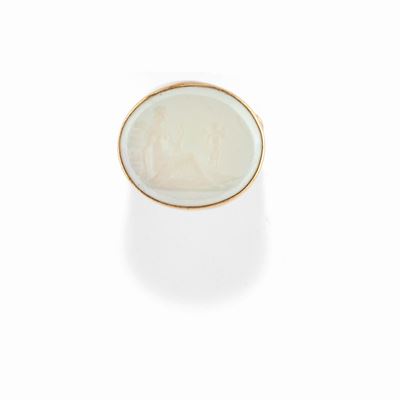 Anello con pietra dura bianca, oro giallo 9K, prima metà XX secolo