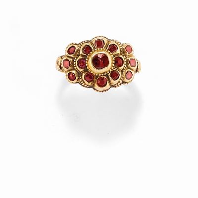 Anello con granati, oro giallo 18K, inizio XX secolo