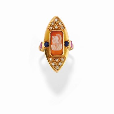 Anello con cammeo, zaffiri, rubini e diamanti, oro giallo 18K, prima metà XX secolo