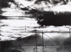 Il sole s'è fermato sulla terra. Il vento copre di nero. Il silenzio freddo corre nell'aria, anni 1990