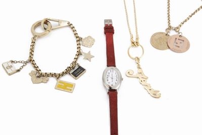 Lotto di due bracciali, collana dorata e orologio in acciaio