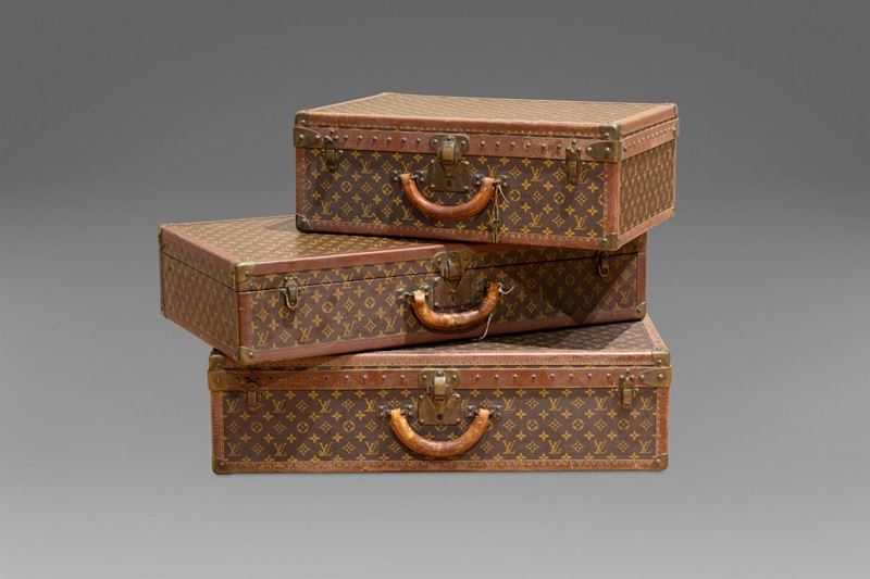 Louis Vuitton - Set di tre valigie in pelle logata di misure diverse,  interno in tela con scomparti removibili (la più grande e la più piccola),  finiture in pelle con dettagli in